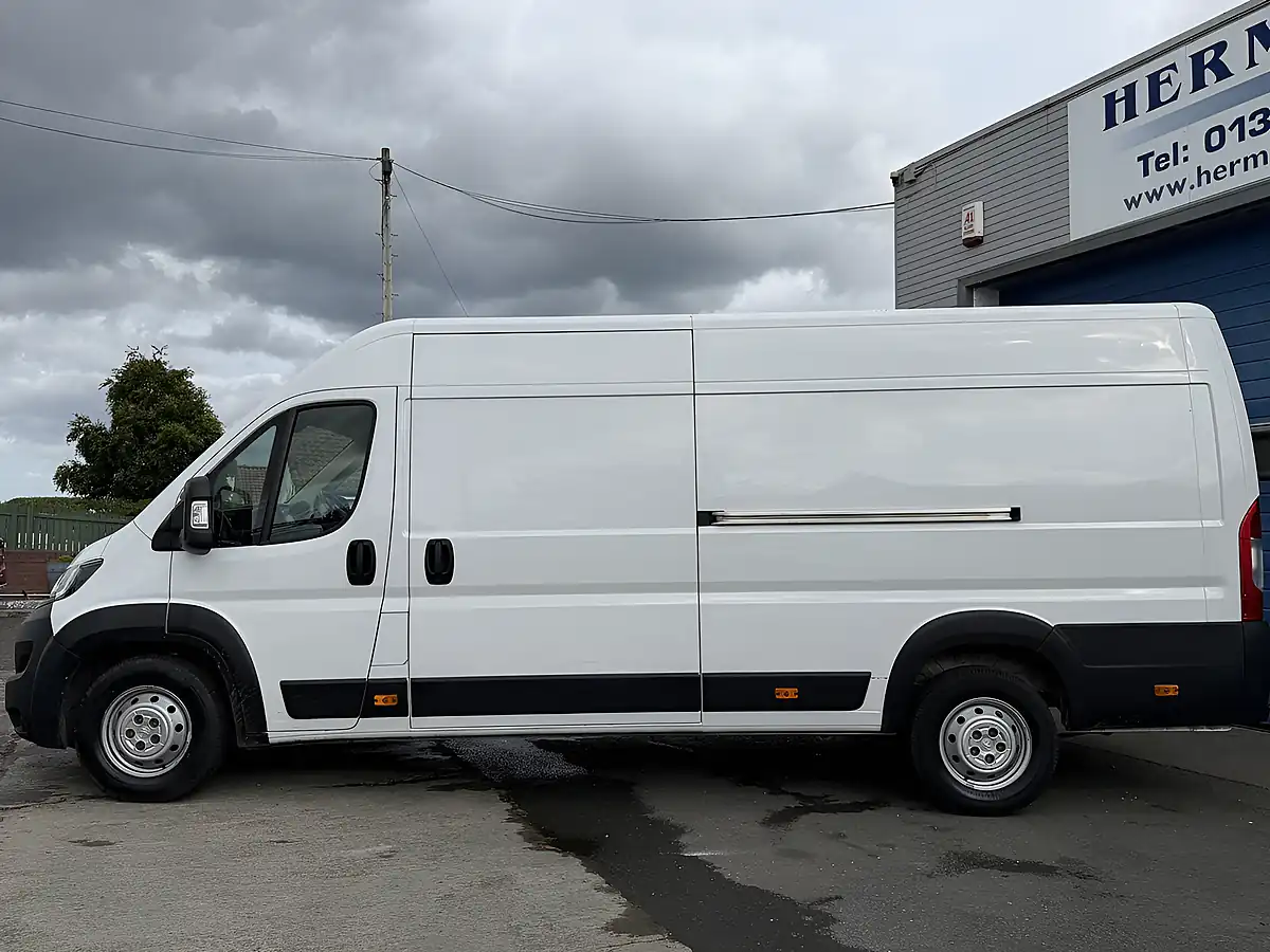 Used 2023 Peugeot Boxer Professional Premium + Ice White - Interior and Exterior details 5