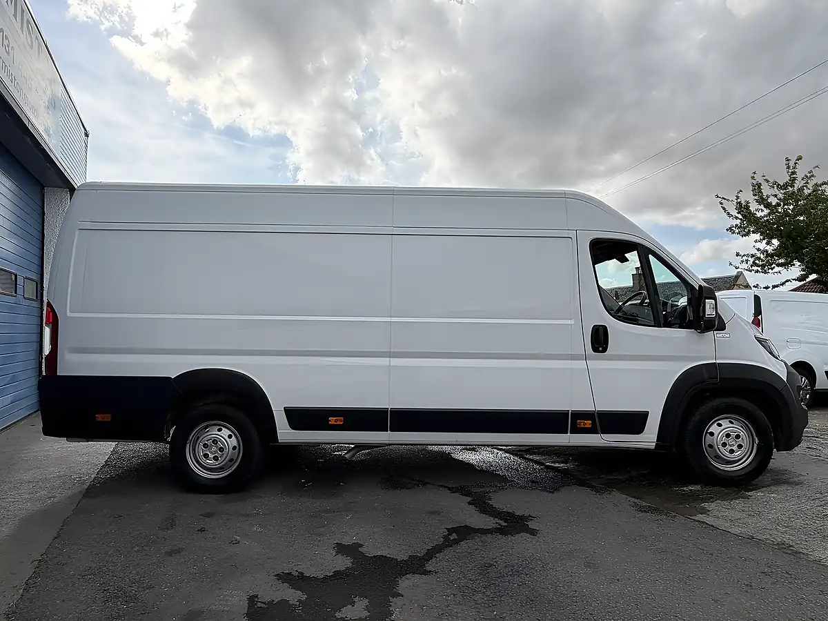 Used 2023 Peugeot Boxer Professional Premium + Ice White - Interior and Exterior details 7
