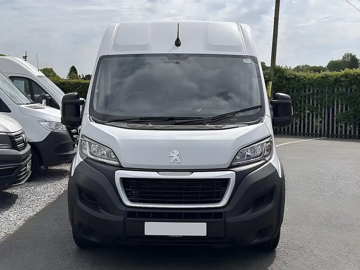 Used 2023 Peugeot Boxer Professional Premium Ice White - Interior and Exterior details 12