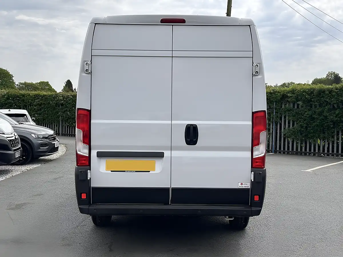 Used 2023 Peugeot Boxer Professional Premium Ice White - Interior and Exterior details 13