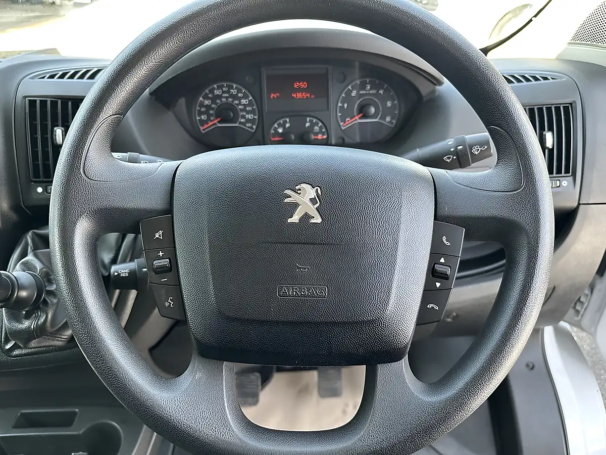 Used 2023 Peugeot Boxer Professional Premium Ice White - Interior and Exterior details 17