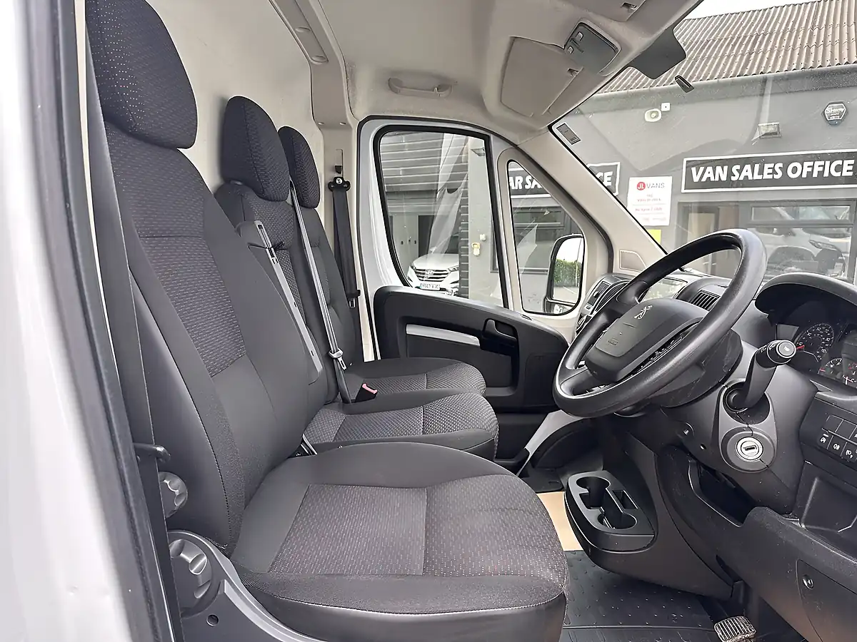 Used 2023 Peugeot Boxer Professional Premium Ice White - Interior and Exterior details 5