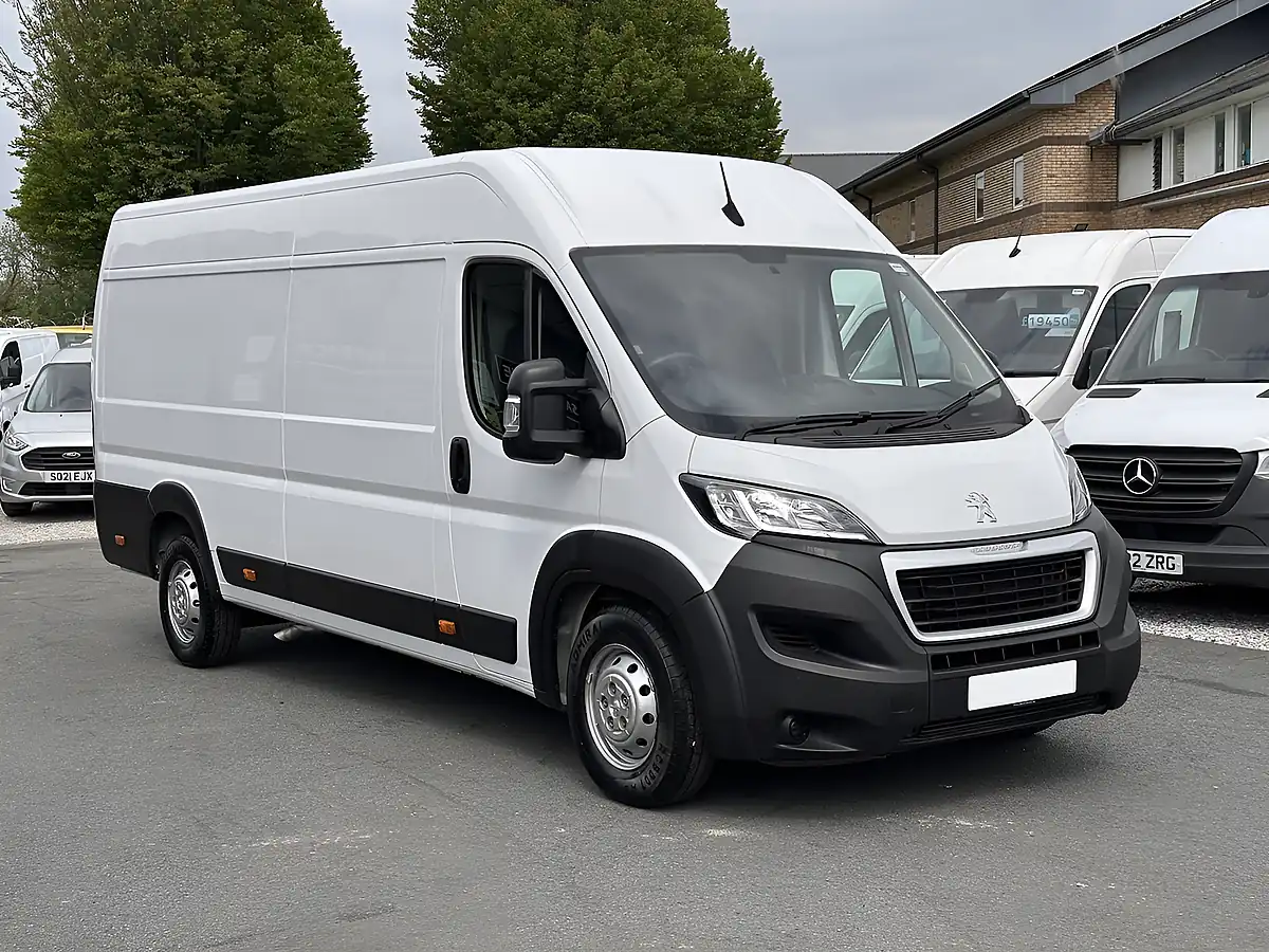 Used 2023 Peugeot Boxer Professional Premium Ice White - Interior and Exterior details 6