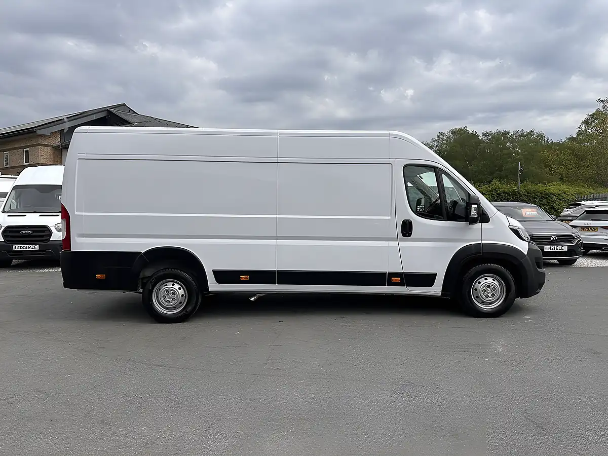 Used 2023 Peugeot Boxer Professional Premium Ice White - Interior and Exterior details 8