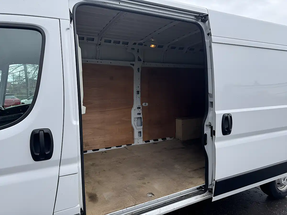 Used 2023 Peugeot Boxer Professional Premium + White - Interior and Exterior details 14