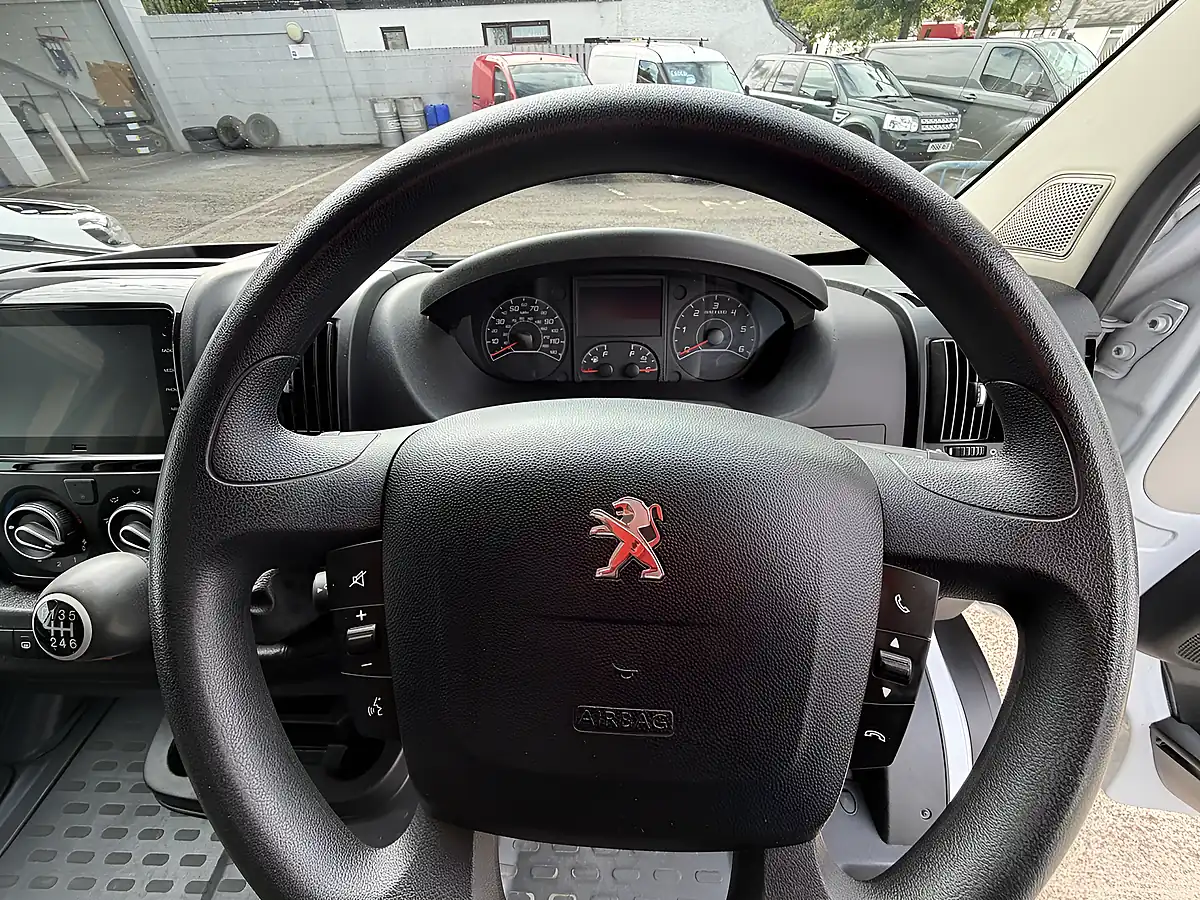 Used 2023 Peugeot Boxer Professional Premium White - Interior and Exterior details 4