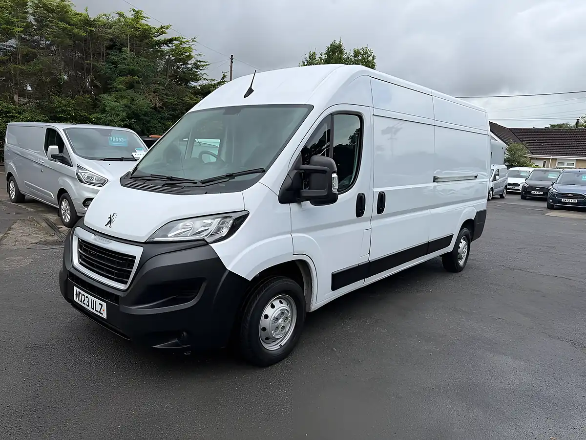 Used 2023 Peugeot Boxer Professional Premium + White - Front View
