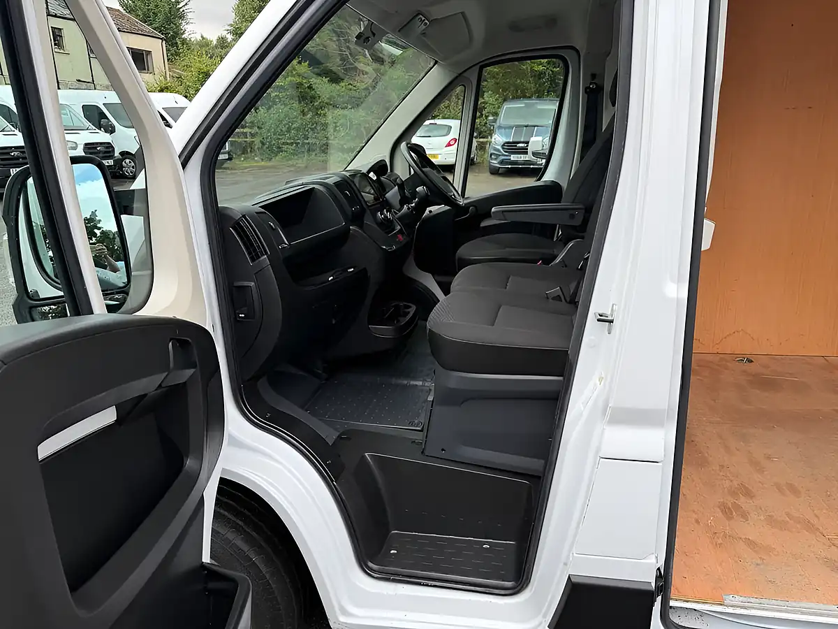 Used 2023 Peugeot Boxer Professional Premium + White - Interior and Exterior details 17