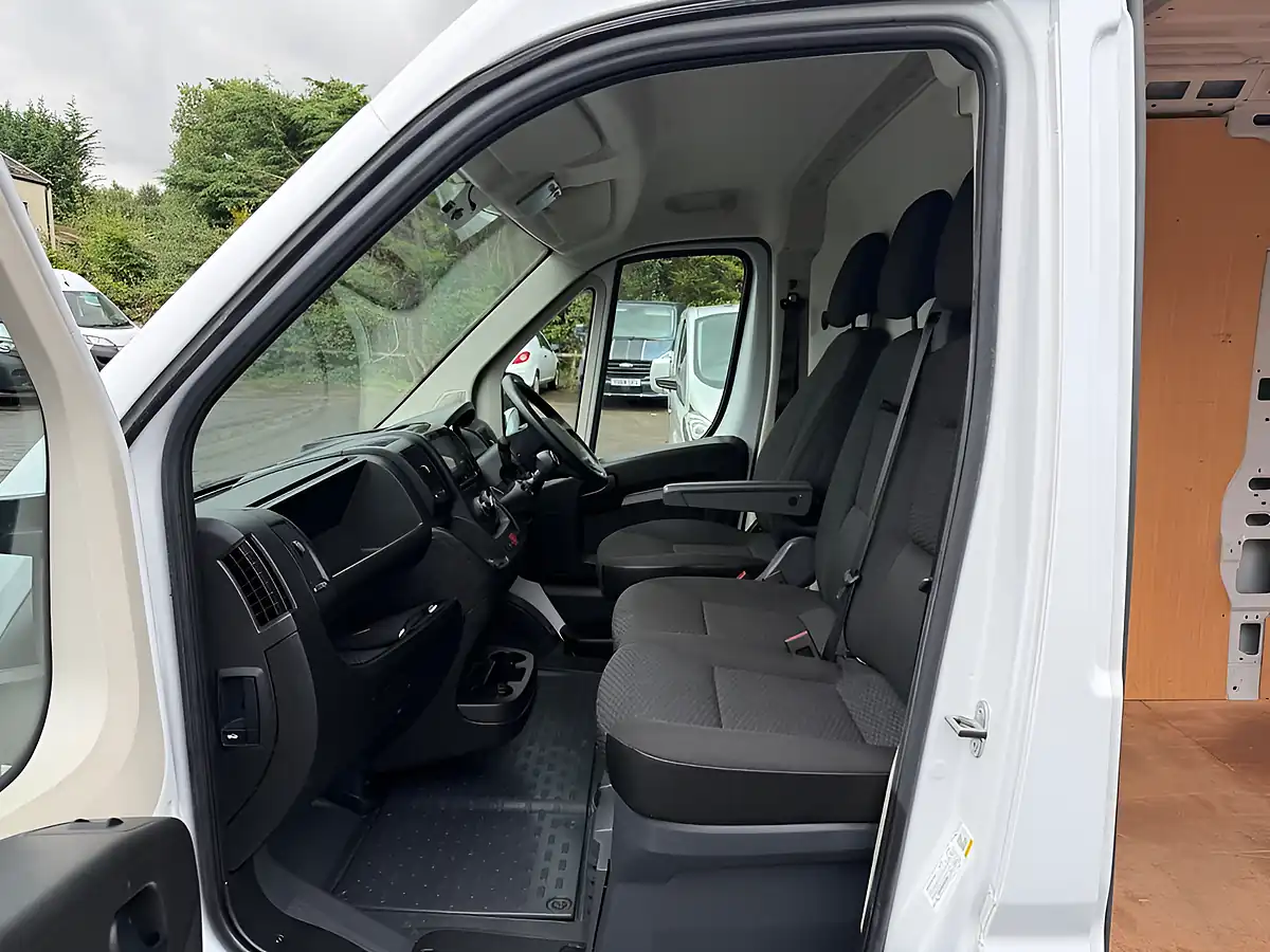 Used 2023 Peugeot Boxer Professional Premium + White - Interior and Exterior details 9