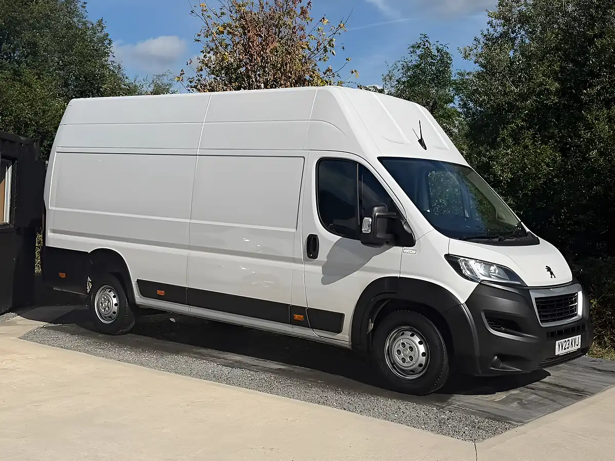 Used 2023 Peugeot Boxer Professional Premium + White - Interior and Exterior details 3