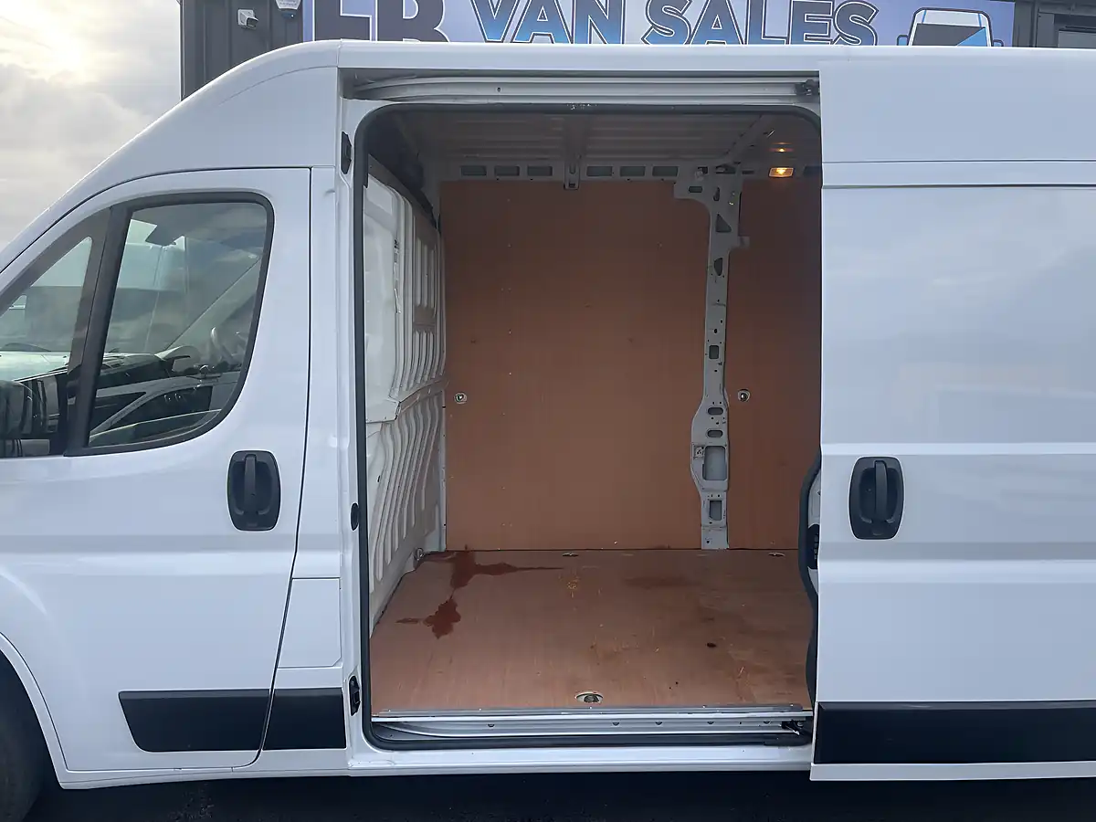 Used 2023 Peugeot Boxer Professional Premium+ White - Interior and Exterior details 10