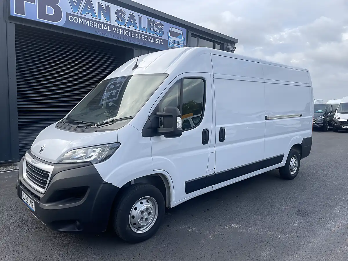 Used 2023 Peugeot Boxer Professional Premium+ White - Interior and Exterior details 2