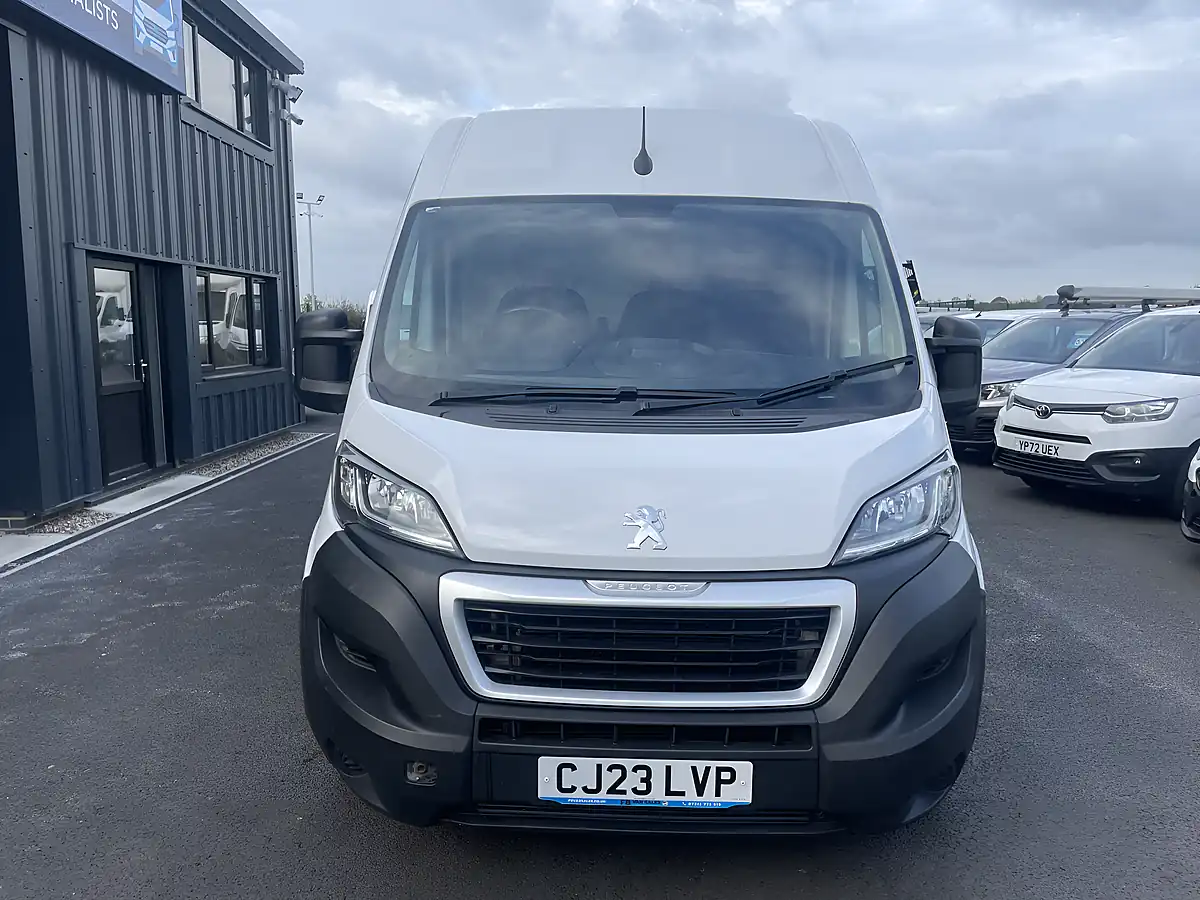 Used 2023 Peugeot Boxer Professional Premium+ White - Interior and Exterior details 3