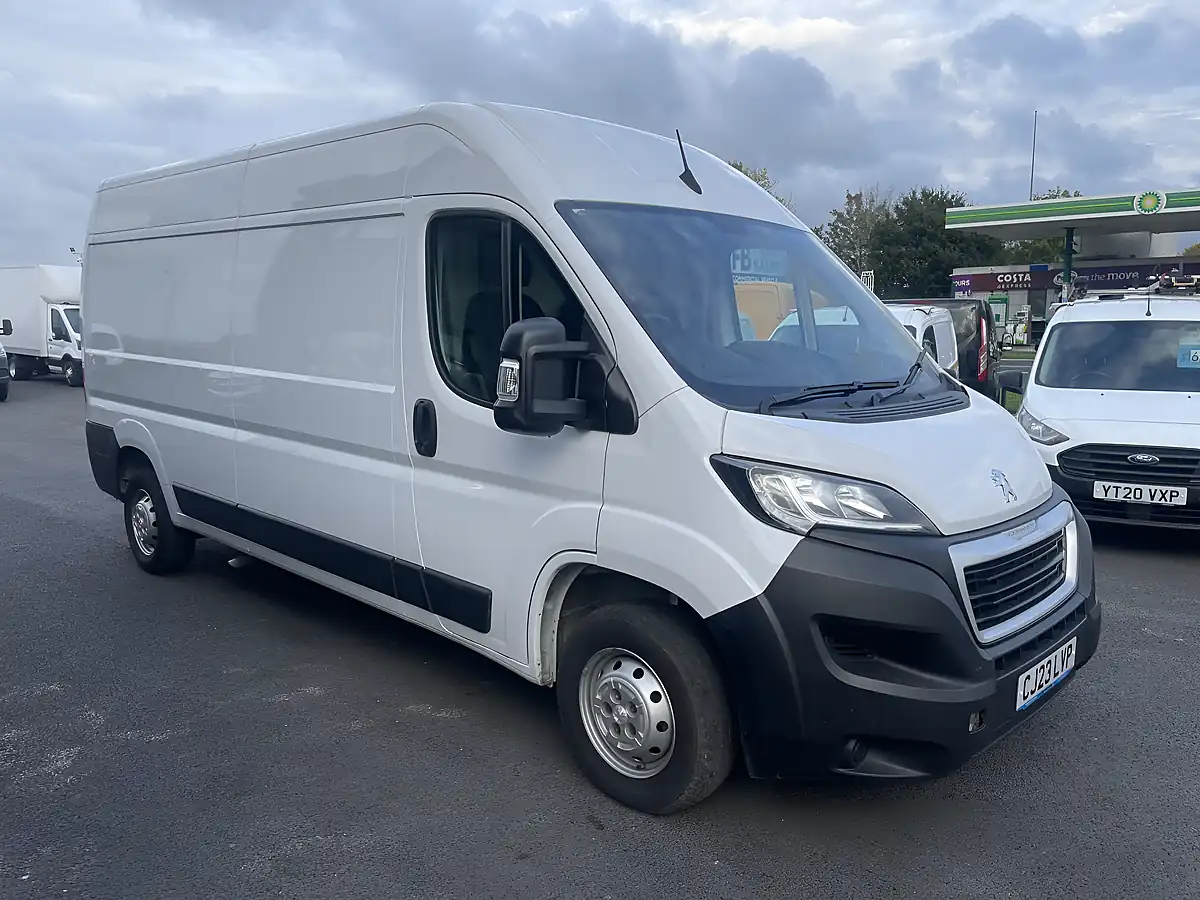 Used 2023 Peugeot Boxer Professional Premium+ White - Interior and Exterior details 4
