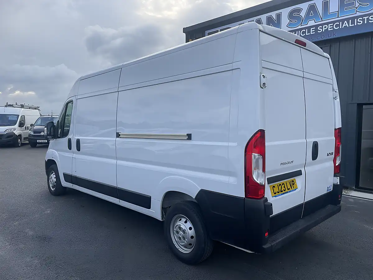 Used 2023 Peugeot Boxer Professional Premium+ White - Interior and Exterior details 7