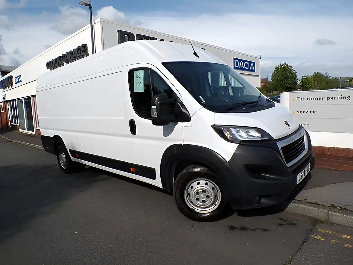Used 2023 Peugeot Boxer Professional White - Front View