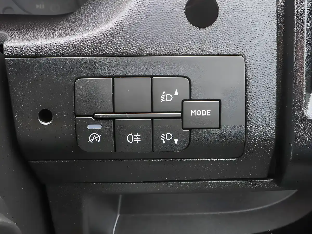 Used 2023 Peugeot Boxer Professional White - Interior and Exterior details 12