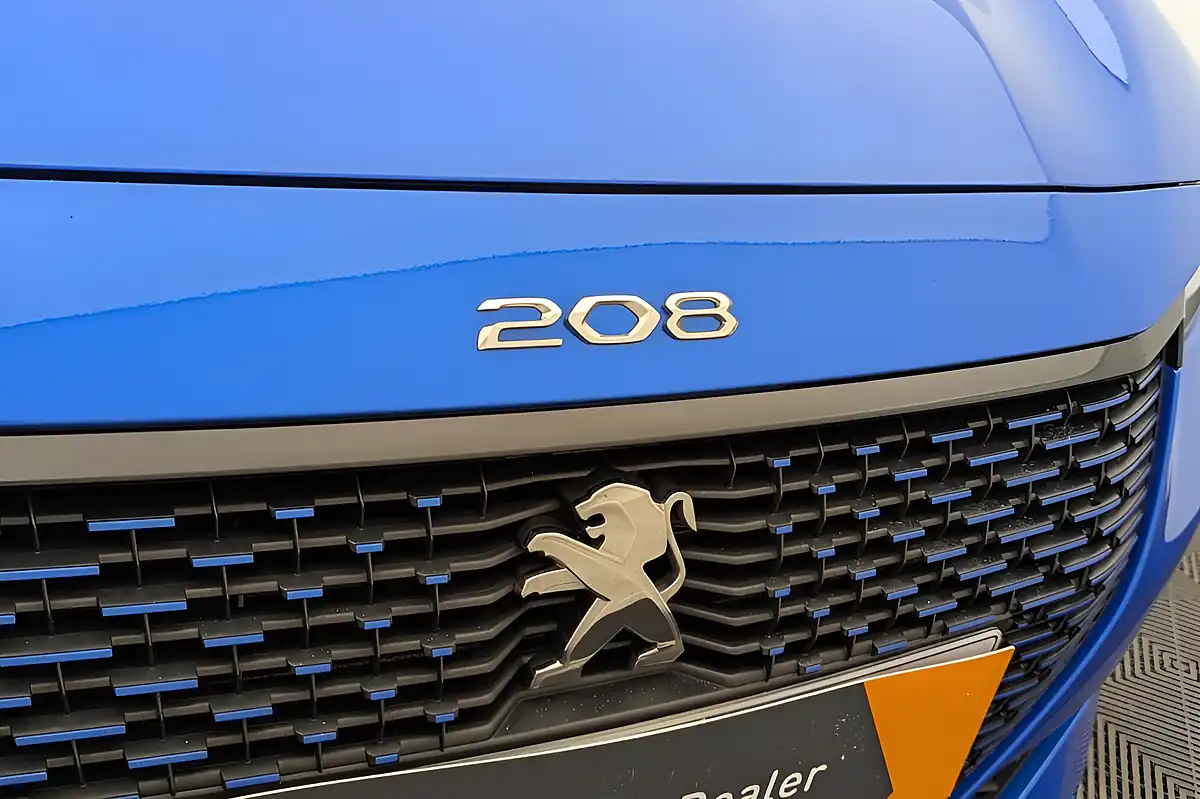 Used 2023 Peugeot E-208 GT Blue - Interior and Exterior details 17