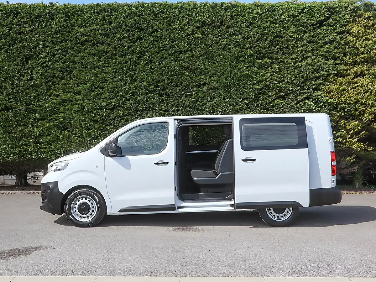Used 2023 Peugeot Expert 1200 Professional Premium+ White - Interior and Exterior details 17