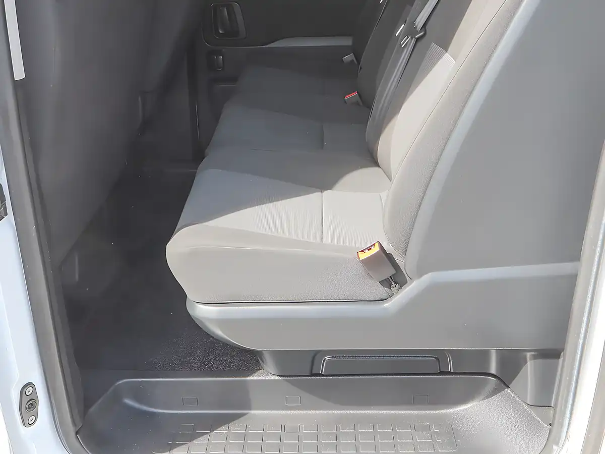 Used 2023 Peugeot Expert 1200 Professional Premium+ White - Interior and Exterior details 18