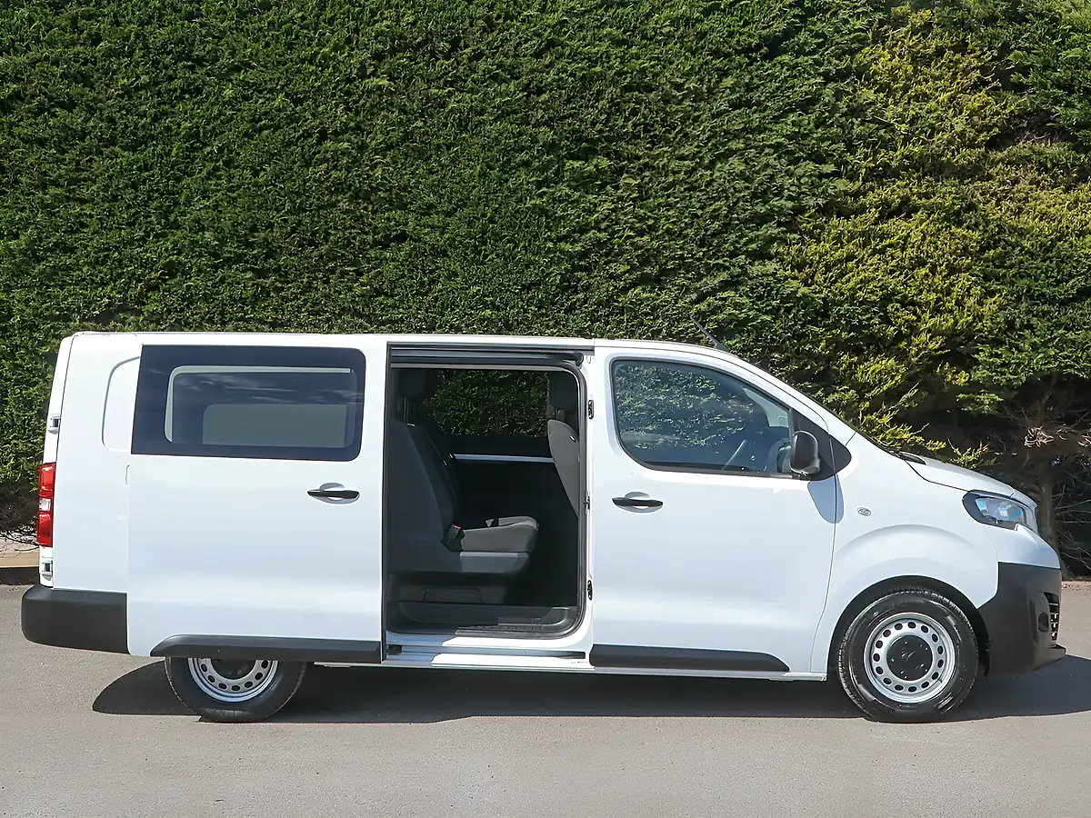 Used 2023 Peugeot Expert 1200 Professional Premium+ White - Interior and Exterior details 6