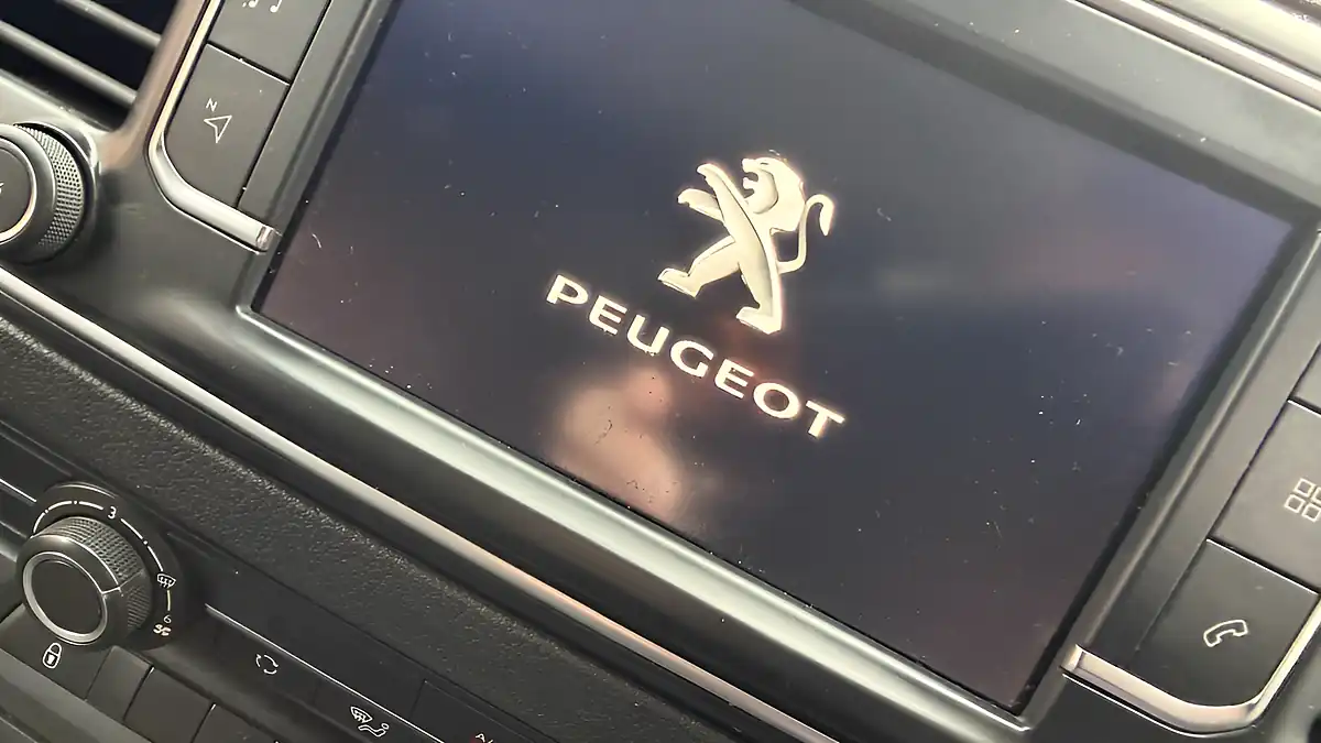 Used 2023 Peugeot Expert Asphalt Premium Plus L2 White - Interior and Exterior details 16