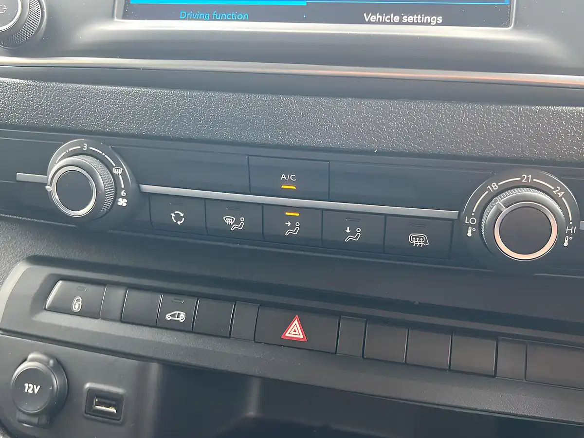 Used 2023 Peugeot Expert Professional Premium + Ice White - Interior and Exterior details 17
