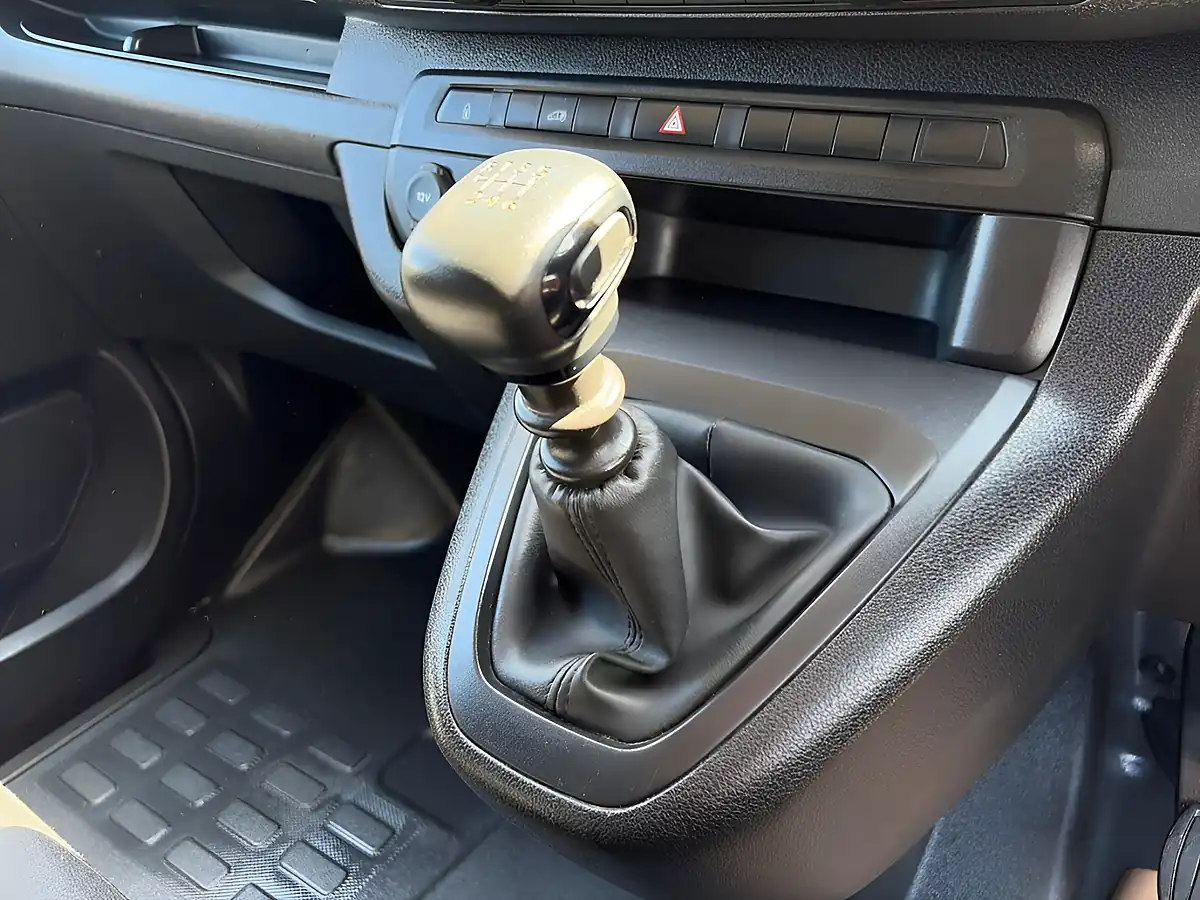 Used 2023 Peugeot Expert Professional Premium + Ice White - Interior and Exterior details 16