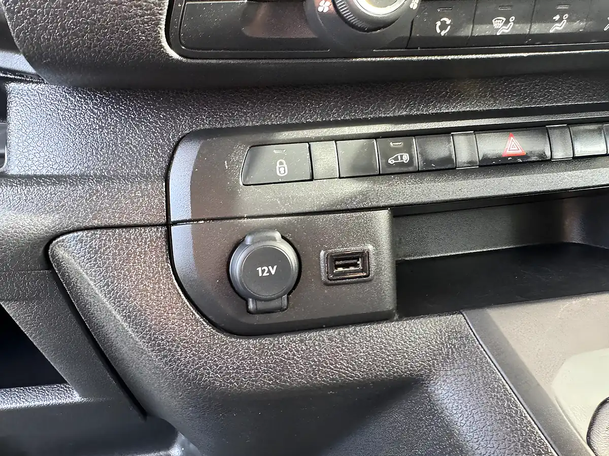 Used 2023 Peugeot Expert Professional Premium + White - Interior and Exterior details 17
