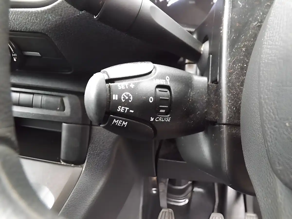 Used 2023 Peugeot Expert Professional Premium + White - Interior and Exterior details 18
