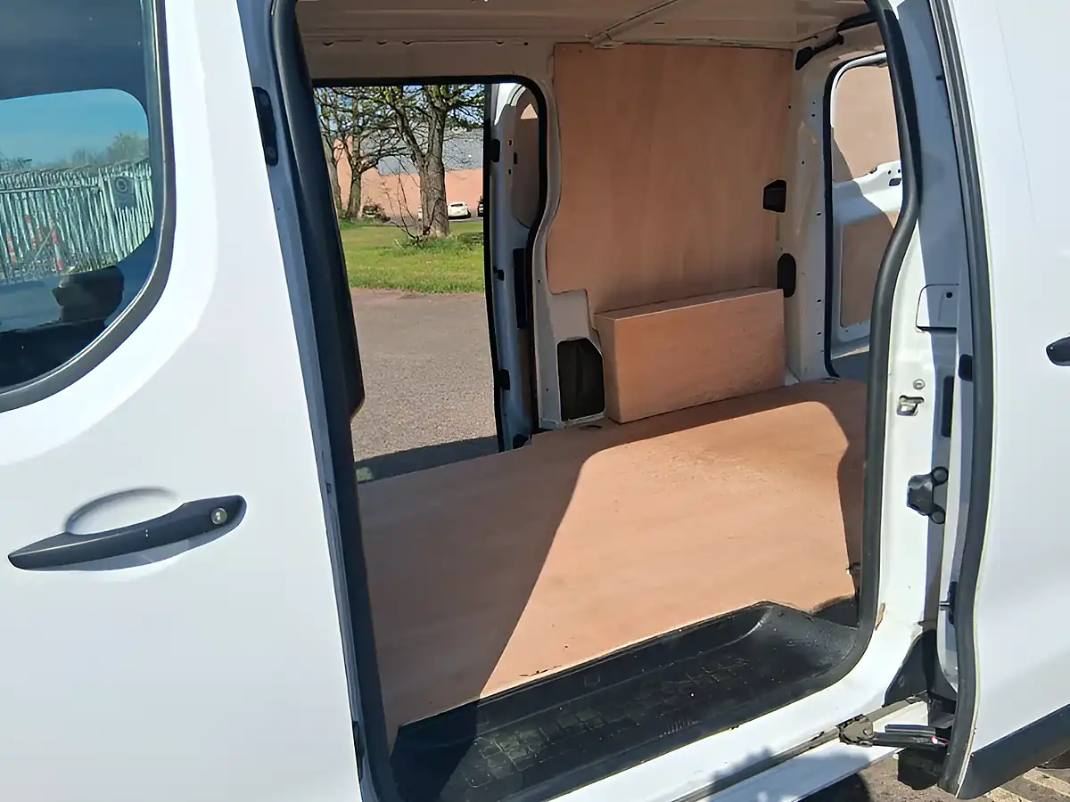 Used 2023 Peugeot Expert Professional Premium White - Interior and Exterior details 11