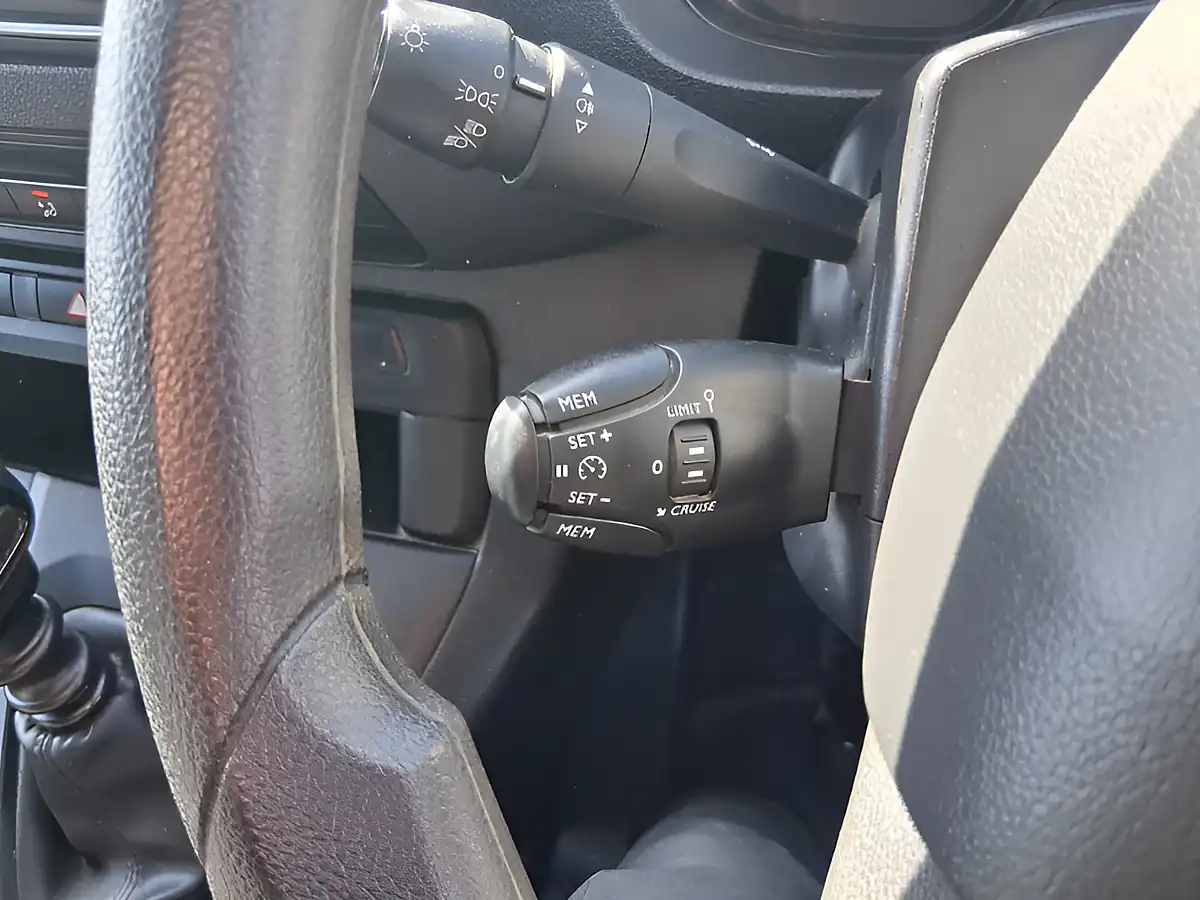 Used 2023 Peugeot Expert Professional Premium White - Interior and Exterior details 15