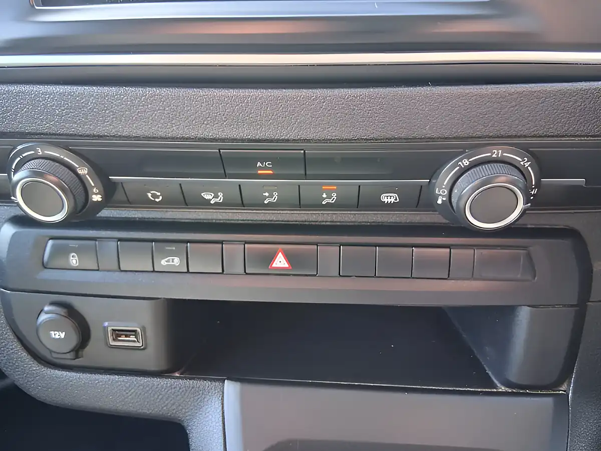 Used 2023 Peugeot Expert Professional Premium White - Interior and Exterior details 19