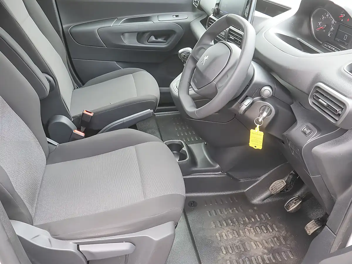 Used 2023 Peugeot Partner 850 Profesional Premium+ Long L2 Ice White - Interior and Exterior details 18