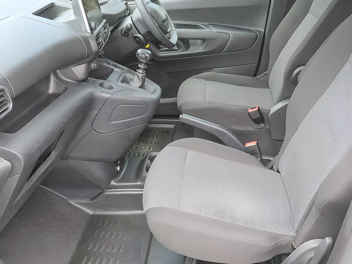 Used 2023 Peugeot Partner 850 Professional Premium+ Ice White - Interior and Exterior details 12