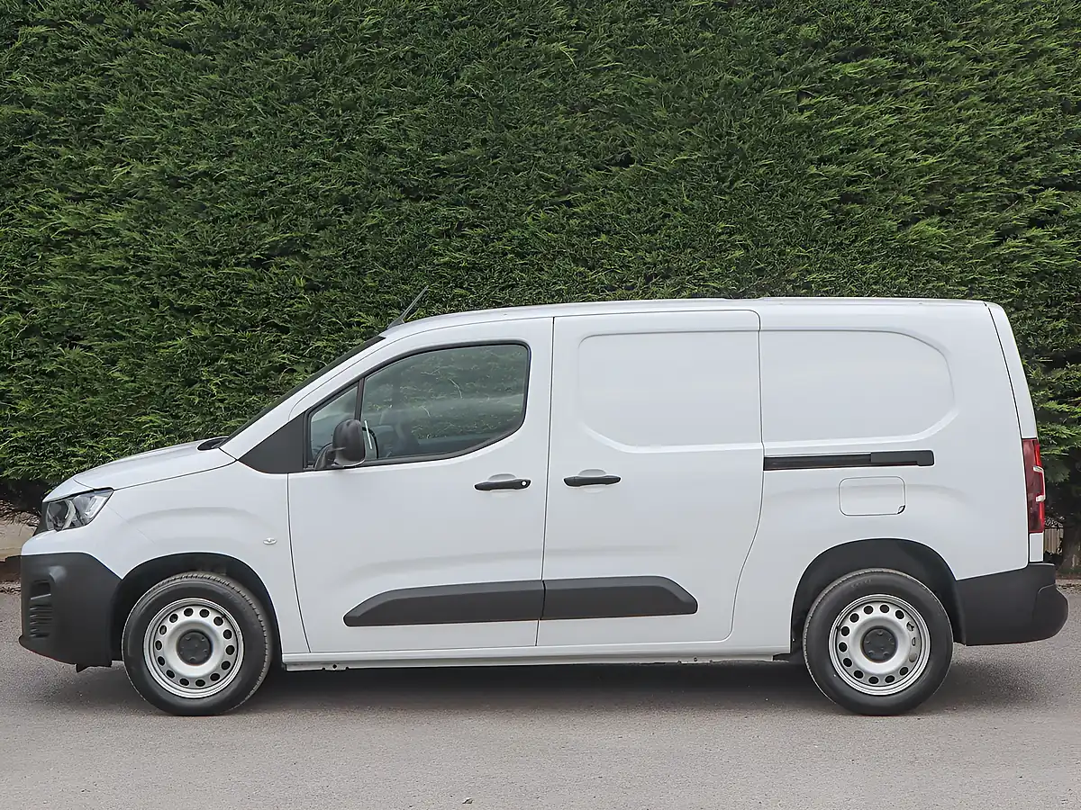 Used 2023 Peugeot Partner 850 Professional Premium+ Ice White - Interior and Exterior details 3