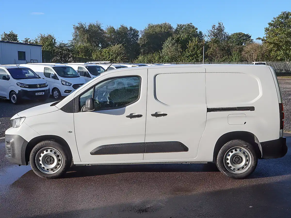 Used 2023 Peugeot Partner 950 Professional Premium + Ice White - Interior and Exterior details 8