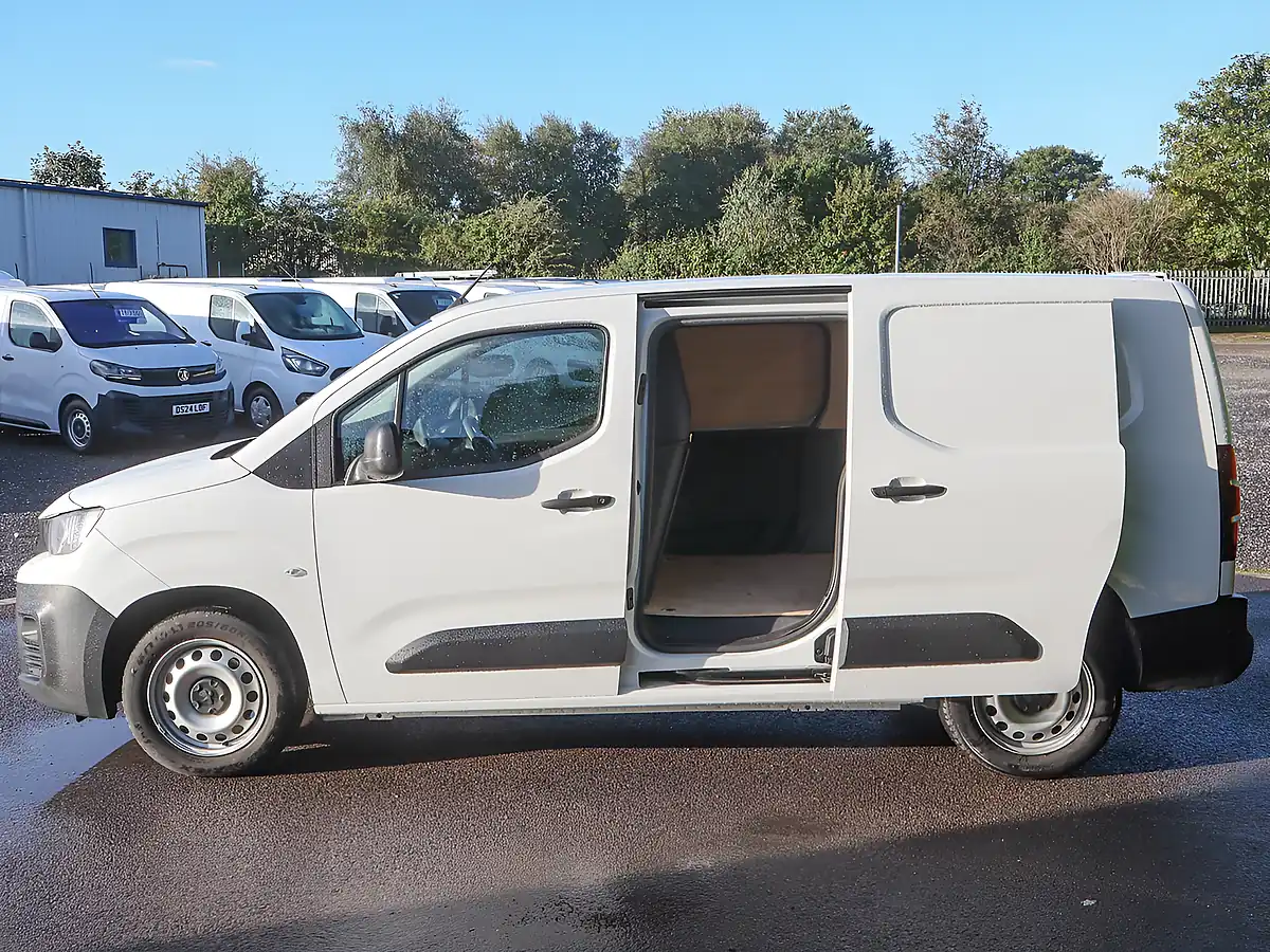 Used 2023 Peugeot Partner 950 Professional Premium + Ice White - Interior and Exterior details 9