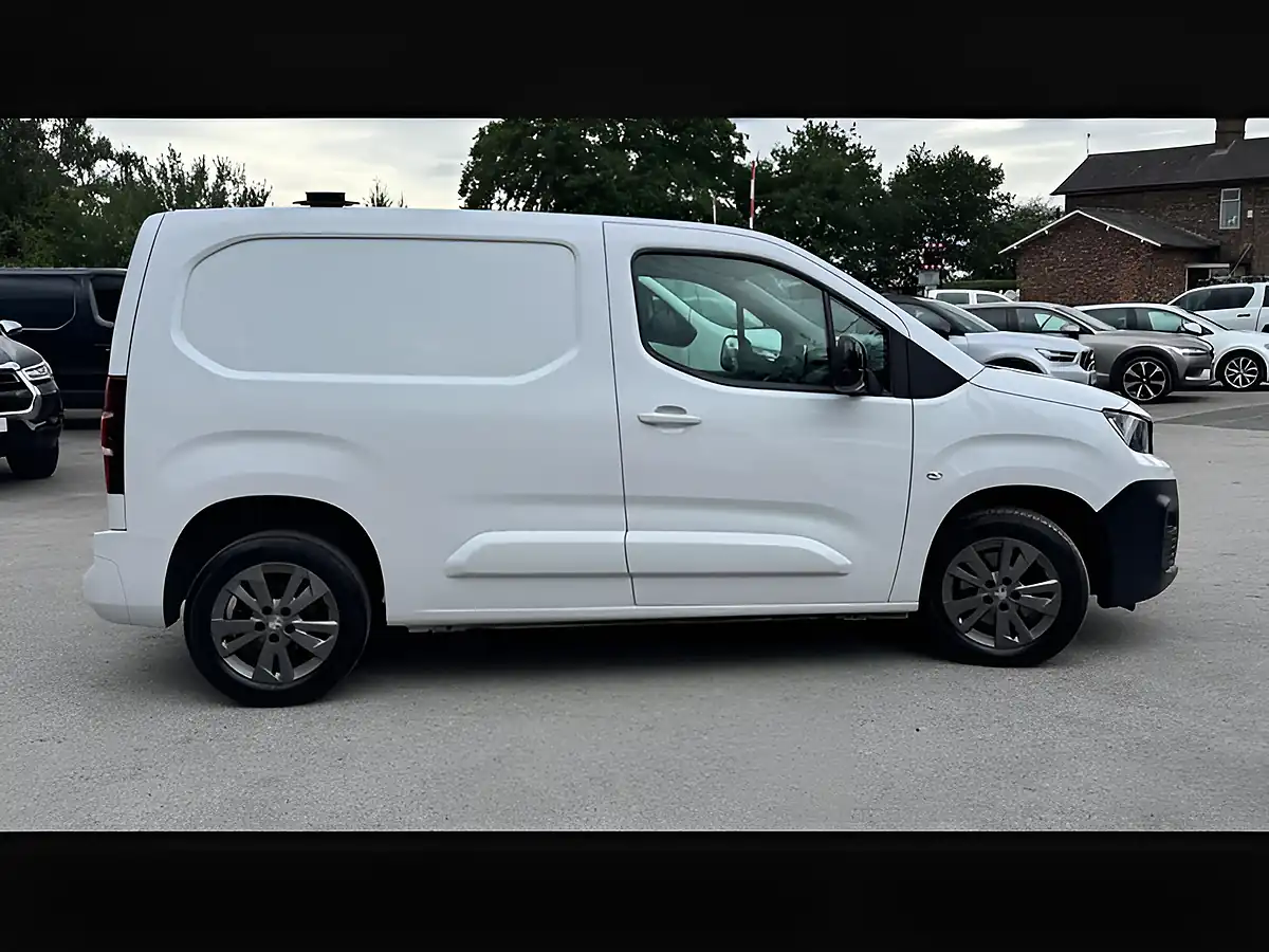 Used 2023 Peugeot Partner Asphalt Premium+ Ice White - Interior and Exterior details 10