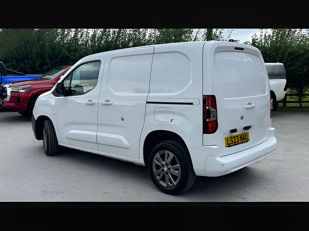 Used 2023 Peugeot Partner Asphalt Premium+ Ice White - Interior and Exterior details 4