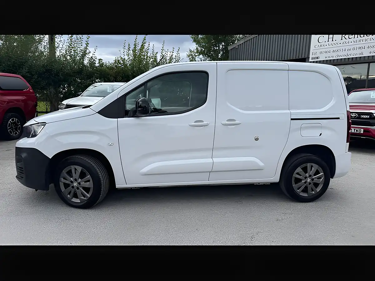 Used 2023 Peugeot Partner Asphalt Premium+ Ice White - Interior and Exterior details 5
