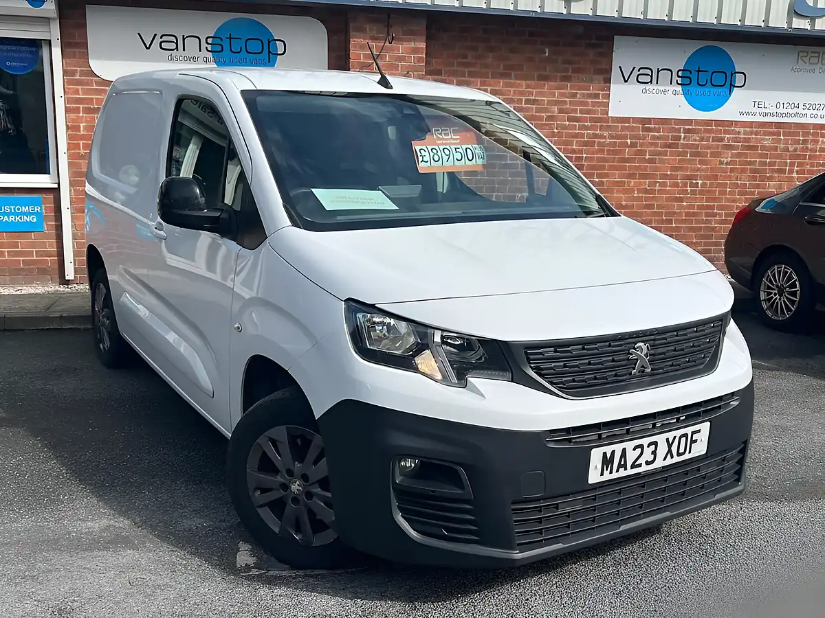 Used 2023 Peugeot Partner Asphalt Premium White - Front View