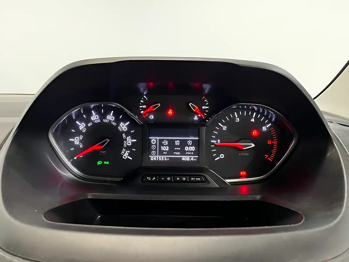 Used 2023 Peugeot Partner Professional Premium + Standard White - Interior and Exterior details 14