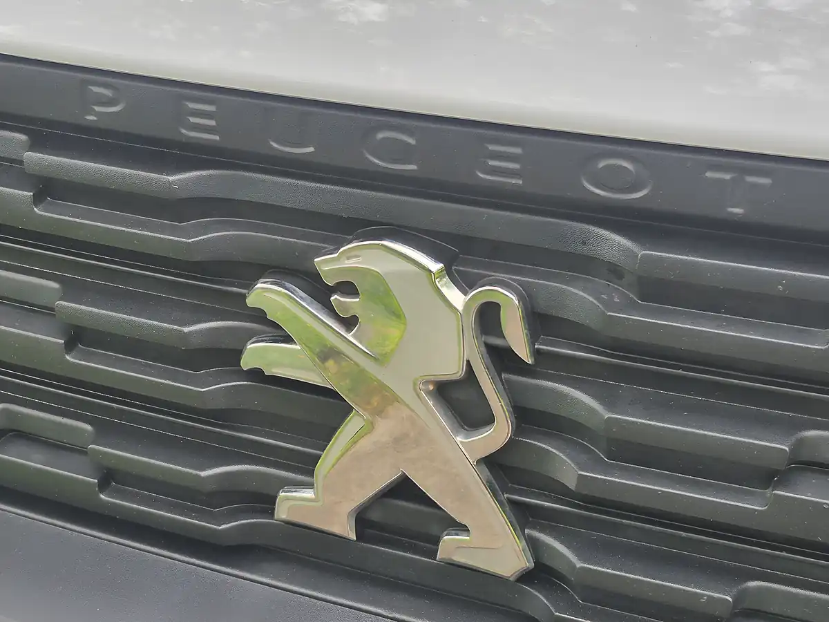 Used 2023 Peugeot Partner Professional Premium White - Interior and Exterior details 15