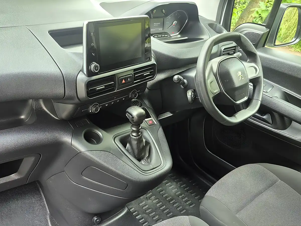 Used 2023 Peugeot Partner Professional Premium White - Interior and Exterior details 17
