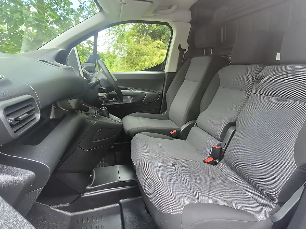 Used 2023 Peugeot Partner Professional Premium White - Interior and Exterior details 18