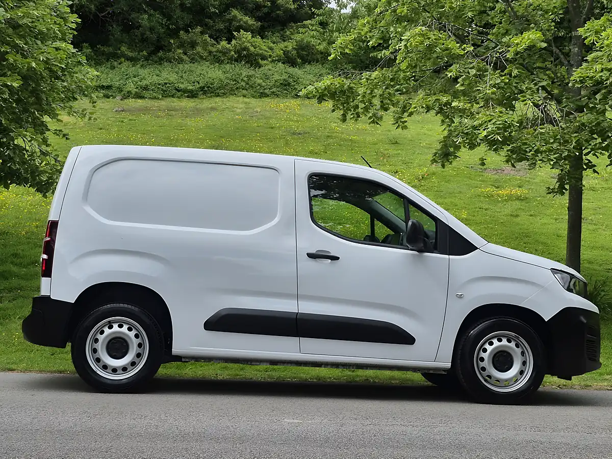 Used 2023 Peugeot Partner Professional Premium White - Interior and Exterior details 5