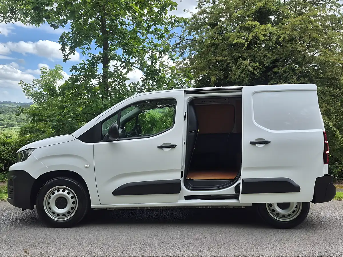 Used 2023 Peugeot Partner Professional Premium White - Interior and Exterior details 6