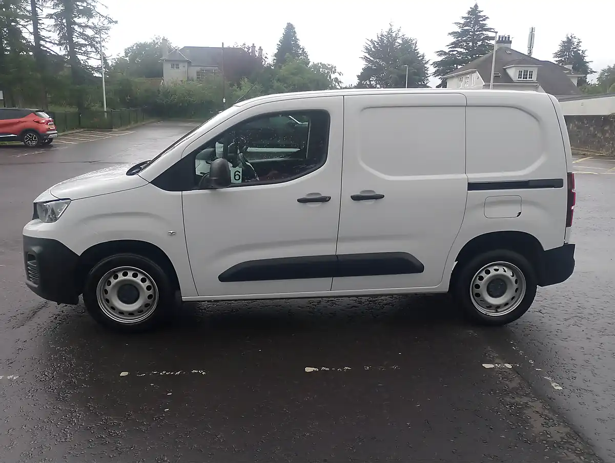 Used 2023 Peugeot Partner Professional Premium+ White - Interior and Exterior details 4