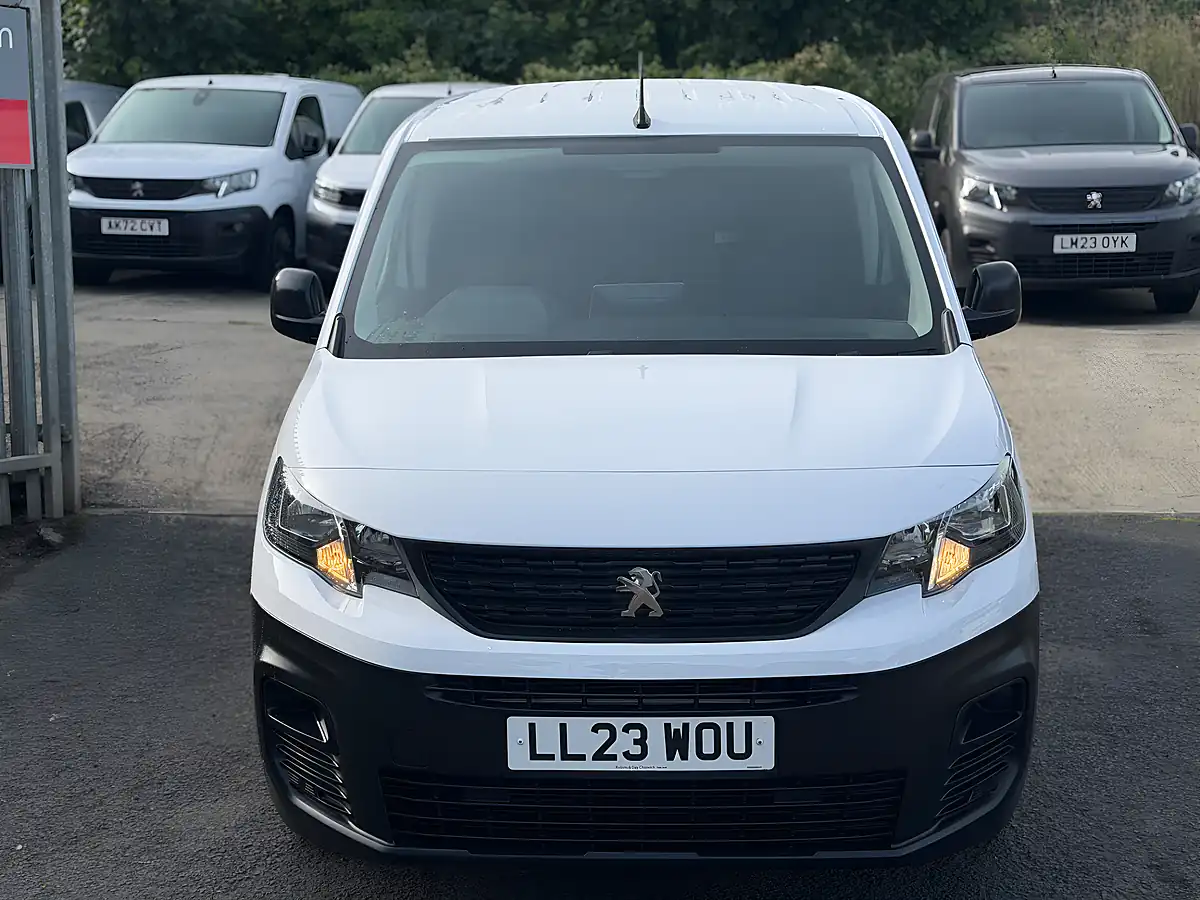 Used 2023 Peugeot Partner Professional Premium+ White - Interior and Exterior details 17